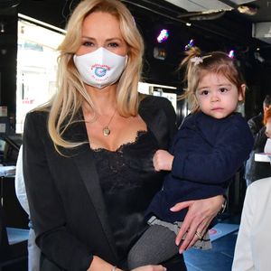 Adriana Karembeu Ohanian et sa fille Nina - Adriana Karembeu Ohanian, à l'occasion de l'année internationale de l'infirmière et de la sage-femme, a fait un don de 2000 masques de protection "Year of Nurse by Adriana" aux infirmières de la Principauté de Monaco et des communes limitrophes, à la Brasserie de Monaco, le 3 décembre 2020. © Bruno Bebert / Bestimge