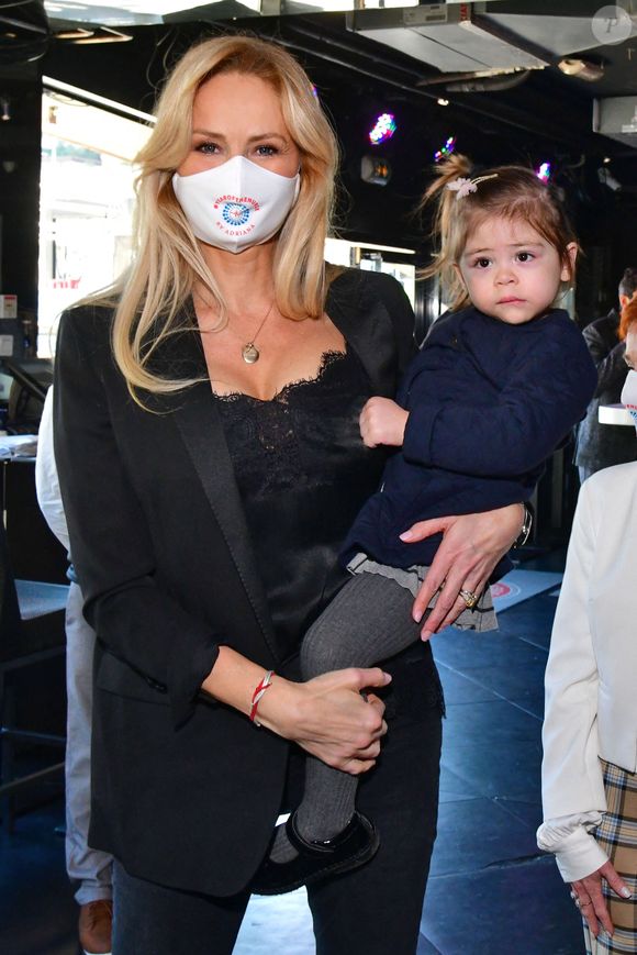 Adriana Karembeu Ohanian et sa fille Nina - Adriana Karembeu Ohanian, à l'occasion de l'année internationale de l'infirmière et de la sage-femme, a fait un don de 2000 masques de protection "Year of Nurse by Adriana" aux infirmières de la Principauté de Monaco et des communes limitrophes, à la Brasserie de Monaco, le 3 décembre 2020. © Bruno Bebert / Bestimge