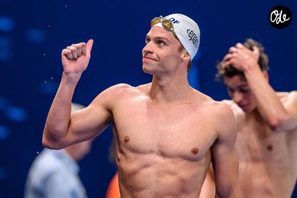 Le champion olympique a souhaité montrer son quotidien, avec ses entraînements, ses difficultés et ses doutes, loin de sa seule image de sportif ultra-performant.

Léon Marchand après avoir remporté la médaille d'or de la finale du 400 m nage libre lors des Championnats d'Europe de natation, à Paris le 16 août 2026. © Andrea Staccioli/Insidefoto via ZUMA Press/Bestimage