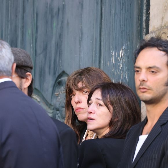 Lou Doillon, Charlotte Gainsbourg, Roman de Kermadec (fils de Kate Barry) - Arrivées des célébrités aux obsèques de Jane Birkin en l'église Saint-Roch à Paris. Le 24 juillet 2023
© Jacovides-KD Niko / Bestimage