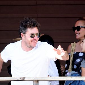 Exclusif - Laeticia Hallyday accompagnée de son compagnon Frédéric Suant et de sa fille Joy sont allés accueillir Jade à l'aéroport de Saint-Barthélemy-Rémy-de-Haenen où tout le monde se retrouve pour le 50ème anniversaire de Laeticia, à Saint-Jean, Saint-Barthélémy, Antilles françaises, France, le 15 mars 2025.