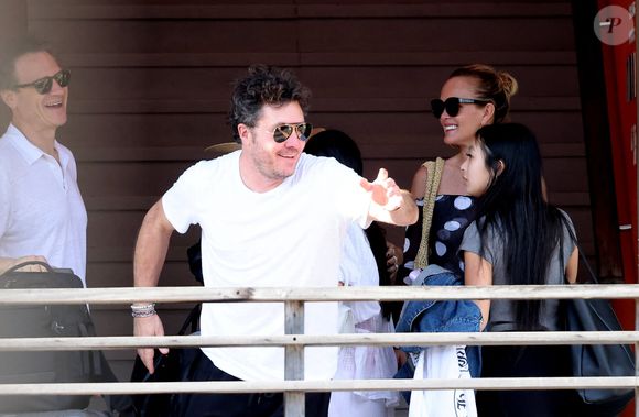 Exclusif - Laeticia Hallyday accompagnée de son compagnon Frédéric Suant et de sa fille Joy sont allés accueillir Jade à l'aéroport de Saint-Barthélemy-Rémy-de-Haenen où tout le monde se retrouve pour le 50ème anniversaire de Laeticia, à Saint-Jean, Saint-Barthélémy, Antilles françaises, France, le 15 mars 2025.