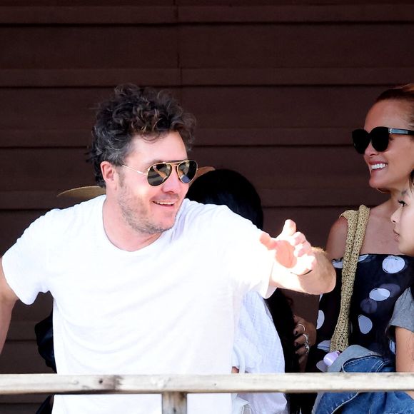 Exclusif - Laeticia Hallyday accompagnée de son compagnon Frédéric Suant et de sa fille Joy sont allés accueillir Jade à l'aéroport de Saint-Barthélemy-Rémy-de-Haenen où tout le monde se retrouve pour le 50ème anniversaire de Laeticia, à Saint-Jean, Saint-Barthélémy, Antilles françaises, France, le 15 mars 2025.