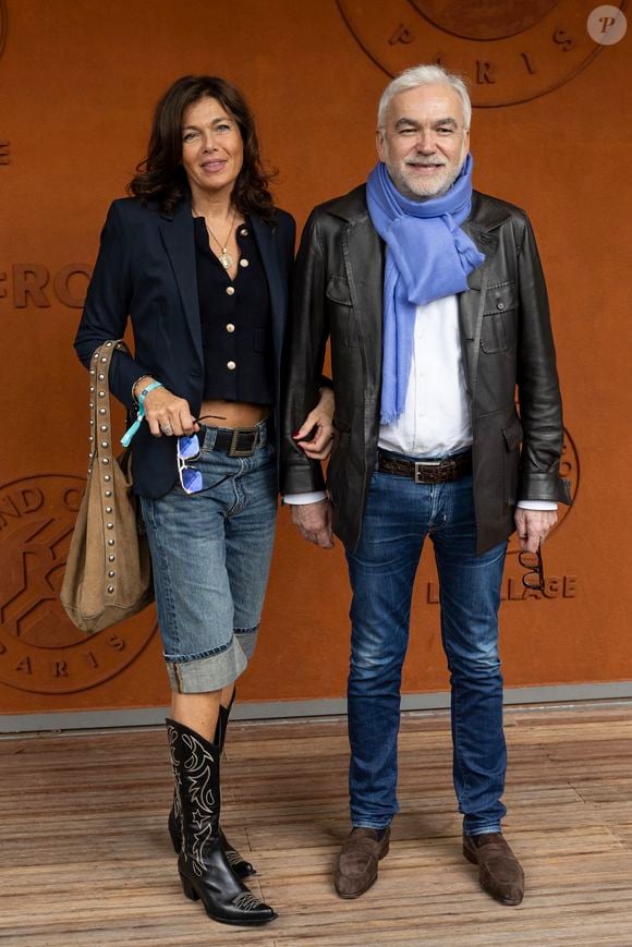 Pascal Praud et sa femme Catherine au village lors des Internationaux de France de Tennis de Roland Garros 2025, à Paris, France, le 7 juin 2025. © Cyril Moreau/Bestimage