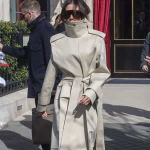 Victoria Beckham - Les Beckham quittent leur hôtel La Réserve, à Paris, le 8 mars 2025.  GOFF INF / BESTIMAGE