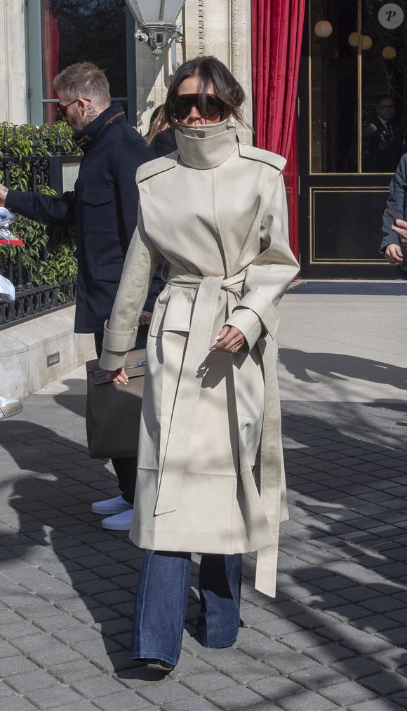 Victoria Beckham - Les Beckham quittent leur hôtel La Réserve, à Paris, le 8 mars 2025.  GOFF INF / BESTIMAGE
