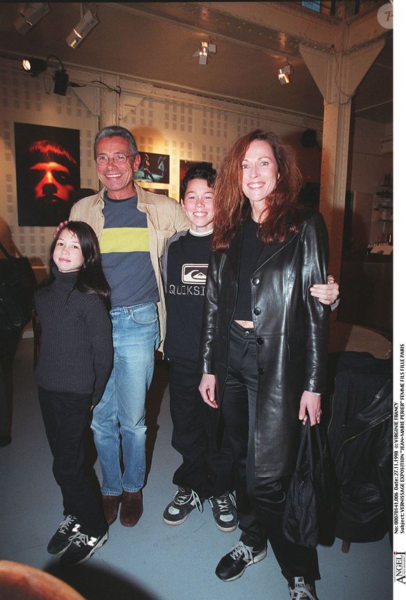 Jean-Marie Périer avec sa femme et ses enfants lors du vernissage d'une exposition.
Crédit : AGENCE / BESTIMAGE