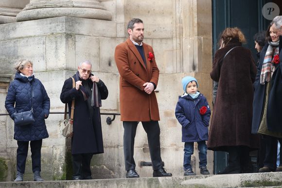 Des proches arrivent à la cérémonie d'enterrement de Catherine Laborde à l'église Saint-Roch à Paris, France, le 6 février 2025. L'emblématique présentatrice météo de TF1 est décédée le 28 janvier 2025 à l'âge de 73 ans, des suites d'une démence à corps de Lewy, une maladie neurodégénérative dont Catherine Laborde souffrait depuis 2014. Photo par Jerome Domine/ABACAPRESS.COM