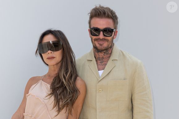 David Beckham publie également un message affectueux : "27 ans aujourd'hui. Joyeux anniversaire Bust. On t'aime".

Victoria Beckham et son mari David Beckham au photocall du défilé Jacquemus collection "Le chouchou" automne-hiver 2023/2024, même si la marque est désormais déconnectée du traditionnel calendrier de la mode et livre des collections qui ne sont plus liées aux saisons, au château de Versailles, France, le 26 juin 2023. © Olivier Borde/Bestimage