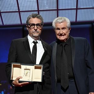 Le réalisateur brésilien Kleber Mendonca Filho reçoit le prix du meilleur réalisateur et est accompagné par le réalisateur français Claude Lelouch pour le film "O Agente Secreto" (L'agent secret) du réalisateur français Claude Lelouch lors de la cérémonie de clôture de la 78e édition du Festival de Cannes à Cannes, dans le sud de la France, le 24 mai 2025.  Niviere David/ABACAPRESS.COM