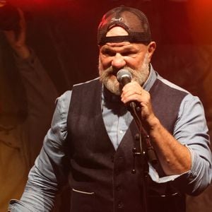 Pour se ressourcer loin de son quotidien très chargé, il peut aussi compter sur sa ferme située dans le Bergeracois, en Dordogne.

Le groupe "Chef & The Gang" du chef Philippe Etchebest en concert au profit des sinistrés des incendies en Gironde, en lien avec le Secours Populaire Français et organisé par Marc Dalla Samba, lui-même lourdement touché par les incendies, le 30 août 2026 à Lacanau-Océan en Gironde ©Jean-Marc LHOMER/Bestimage.