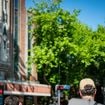 Ce geste que font certains piétons en traversant la rue révèle des traits de personnalité bien précis