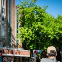 Ce geste que font certains piétons en traversant la rue révèle des traits de personnalité bien précis