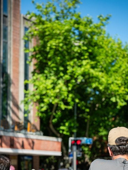 Ce geste que font certains piétons en traversant la rue révèle des traits de personnalité bien précis