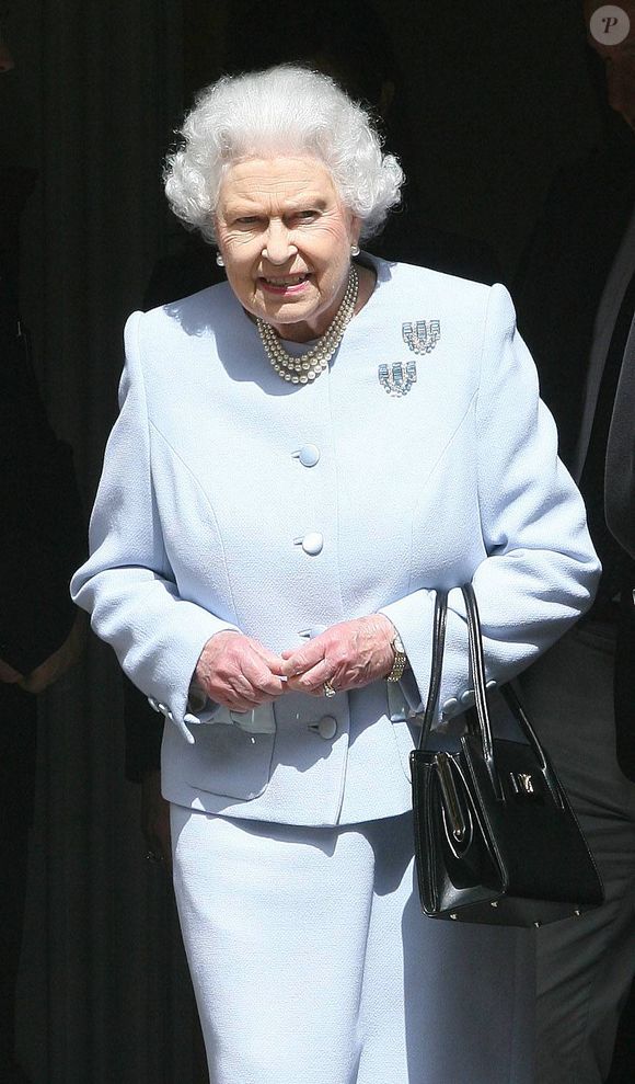 Jusque là, c'est plutôt à son arrière grand-mère Elizabeth II qu'on l'avait comparée.

La Reine Elisabeth II va rendre visite a son mari le Prince Philip, duc d'Edimbourg a l'hôpital à Londres, le 15 juin 2013.

Photo : EXPRESS SYNDICATION / BESTIMAGE