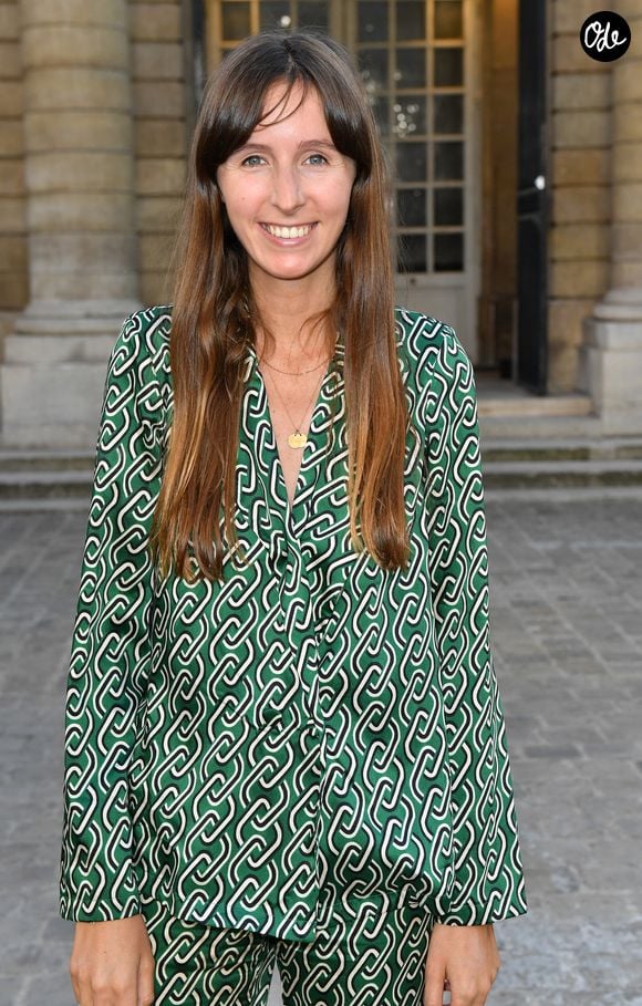 Une création intime, entre transmission artistique et affirmation de soi, alors que la comédienne enchaîne aussi les projets au cinéma.

Clémence Rochefort lors du défilé de mode Haute-Couture automne-hiver 2022-2023 « Célia Kritharioti » à Paris le 5 juillet 2022.
© Veeren / Christophe Clovis / Bestimage