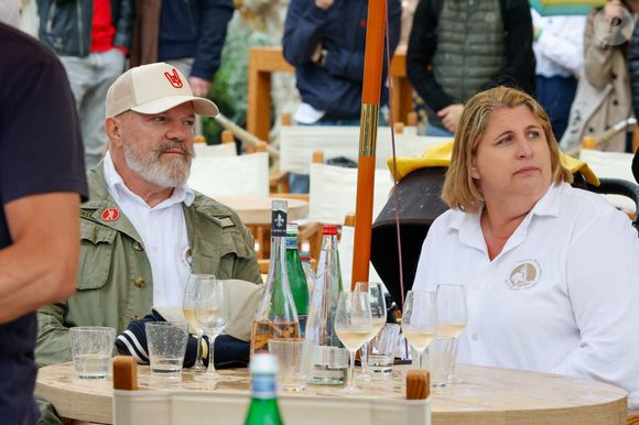 les Chefs à Saint-Tropez fêtent les producteurs 2025 - Les Chefs et les producteurs se retrouvent sur la place des Lices à Saint-Tropez, le 4 mai 2025. Les chefs Philippe Etchebest et Stéphanie Le Quellec. ©Jean-Marc Lhomer / Bestimage.