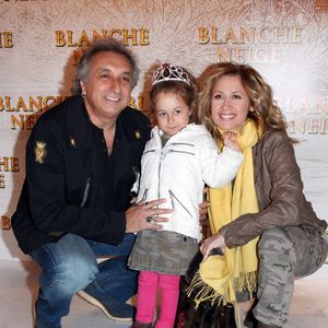 En 2021 puis en 2022, Lara Fabian avait également présenté son premier livre, Je passe à table, un ouvrage dans lequel elle dévoile des images exclusives de sa fille, mais aussi des anecdotes sur sa vie personnelle et ses relations amoureuses.

Archives : Lara Fabian, Gérard Pullicino et leur fille Lou - Première du film Blanche Neige à Gaumon Opéra à Paris le 1er avril 2012. PIX4U / BESTIMAGE