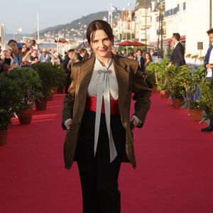 Son allure repose sur une routine holistique mêlant discipline douce et cosmétique ciblée.

Juliette Binoche - Arrivées des personnalités sur le tapis rouge lors de la 40ème édition du Festival de Cabourg "Journées romantiques" le 13 juin 2026. 

© Coadic Guirec / Bestimage