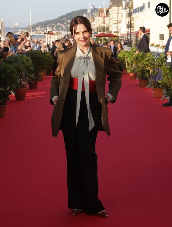 Son allure repose sur une routine holistique mêlant discipline douce et cosmétique ciblée.

Juliette Binoche - Arrivées des personnalités sur le tapis rouge lors de la 40ème édition du Festival de Cabourg "Journées romantiques" le 13 juin 2026. 

© Coadic Guirec / Bestimage