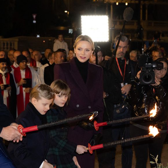 Ce sont Albert, Charlene, Jacques et Gabriella qui ont eu l'honneur d'allumer les premières braises de la barque.

Le prince Albert II de Monaco, La princesse Charlène de Monaco, La princesse Gabriella de Monaco, comtesse de Carladès, Le prince Jacques de Monaco, marquis des Baux - La famille princière de Monaco lors de l'embrasement de la barque dans le cadre des célébrations de la Sainte-Dévote, Sainte Patronne de Monaco le 26 janvier 2024.

© Olivier Huitel / Pool Monaco / Bestimage