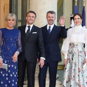 Accueil de leurs Majestés le roi Frederik et la reine Mary de Danemark par le président de la République française Emmanuel Macron et de sa femme la Première Dame française Brigitte Macron pour le dîner d’Etat, dans la cour d'Honneur du palais présidentiel de l’Elysée, à Paris, France, le 31 mars 2025, pour une visite d'État de trois jours. © Dominique Jacovides/Bestimage