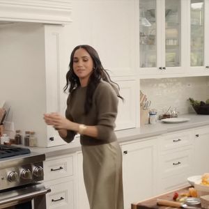 Meghan Markle a partagé une vidéo sur Instagram où elle cuisine entourée de sa famille.

Capture d'écran de la série de Meghan Markle, "With Love, Meghan"
© JLPPA/Netflix