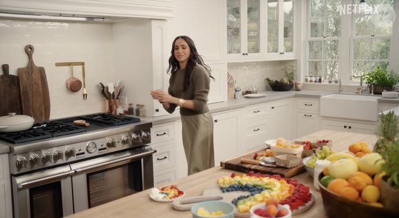 Meghan Markle a partagé une vidéo sur Instagram où elle cuisine entourée de sa famille.

Capture d'écran de la série de Meghan Markle, "With Love, Meghan"
© JLPPA/Netflix