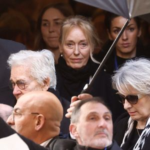 L'homme de 65 ans était épaulé pour l'événement par ses filles mais aussi sa femme originaire du pays nordique.

Bernard d'Ormale (mari de Brigitte Bardot), Anne-Line Bjerkan (femme de Nicolas-Jacques Charrier), Anna Charrier (fille de Nicolas-Jacques Charrier) - Sorties des obsèques de Brigitte Bardot en l'église Paroissiale Notre-Dame-de-l'Assomption de Saint-Tropez, France, le 7 janvier 2026.  © Jacovides-Moreau/Bestimage