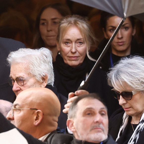 L'homme de 65 ans était épaulé pour l'événement par ses filles mais aussi sa femme originaire du pays nordique.

Bernard d'Ormale (mari de Brigitte Bardot), Anne-Line Bjerkan (femme de Nicolas-Jacques Charrier), Anna Charrier (fille de Nicolas-Jacques Charrier) - Sorties des obsèques de Brigitte Bardot en l'église Paroissiale Notre-Dame-de-l'Assomption de Saint-Tropez, France, le 7 janvier 2026.  © Jacovides-Moreau/Bestimage