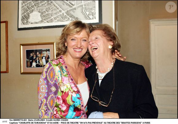Charlotte de Turckheim et sa mère Françoise de Turckheim au théâtre des Bouffes Parisiens (Photo non datée)COADIC GUIREC / BESTIMAGE