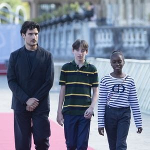 Dans ce cadre chargé d’histoire et de charme, elle s’épanouit pleinement, offrant à ses fans un aperçu de sa personnalité lumineuse et élégante.

Joseph Engel entouré de Louis Garrel et sa fille Oumy (Céline) - Première du film "La croisade" lors du 69ème Festival International du Film de San Sebastian. Le 18 septembre 2021 © Backgrid USA / Bestimage