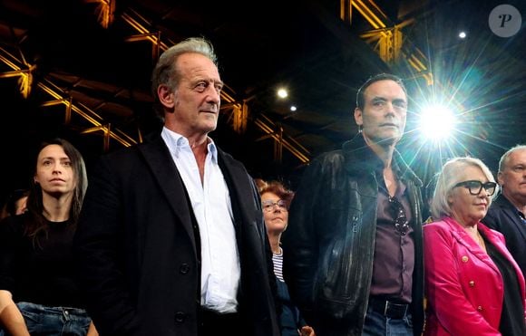 Vincent Lindon, Anthony Delon - Pour la séance de clôture de la 16ème édition du Festival Lumière de Lyon, un hommage tout particulier a été rendu à l'acteur Alain Delon en projetant "Plein Soleil" de René Clément. Pour l'occasion Vincent Lindon a prononcé un discours en présence de Anthony Delon, qui, sous le coup de l'émotion, a fondu en larmes pendant l'évocation de son père. C'est la première fois, depuis sa disparition, qu'un hommage était rendu en public à Alain Delon,  au Halle Tony Garnier, à Lyon, France, le 20 octobre 2024. © Dominique Jacovides/Bestimage