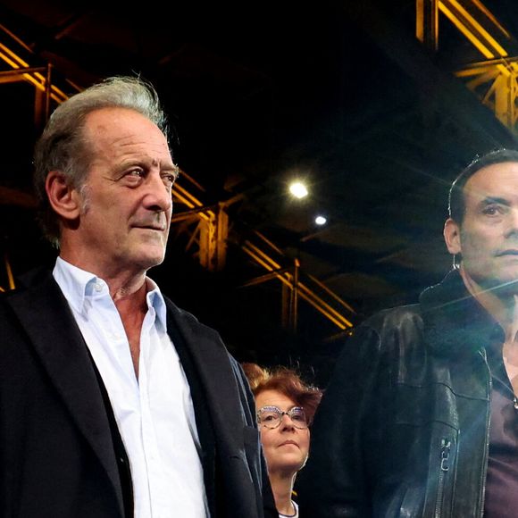 Vincent Lindon, Anthony Delon - Pour la séance de clôture de la 16ème édition du Festival Lumière de Lyon, un hommage tout particulier a été rendu à l'acteur Alain Delon en projetant "Plein Soleil" de René Clément. Pour l'occasion Vincent Lindon a prononcé un discours en présence de Anthony Delon, qui, sous le coup de l'émotion, a fondu en larmes pendant l'évocation de son père. C'est la première fois, depuis sa disparition, qu'un hommage était rendu en public à Alain Delon,  au Halle Tony Garnier, à Lyon, France, le 20 octobre 2024. © Dominique Jacovides/Bestimage