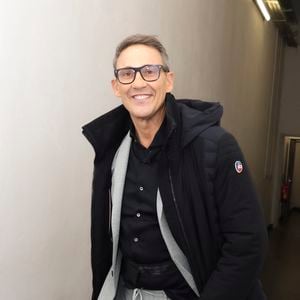 Exclusif - Julien Courbet, en backstage de l'émission " TPMP " La dernière sur C8, présentée par C.Hanouna et diffusée en direct sur C8, Paris, France, le 27 février 2025. © Jack Tribeca / Bestimage