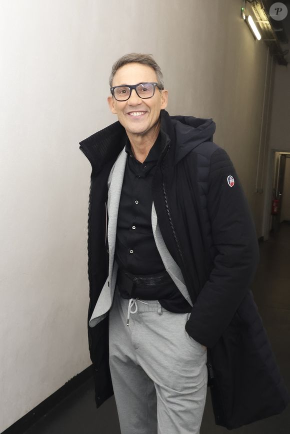 Exclusif - Julien Courbet, en backstage de l'émission " TPMP " La dernière sur C8, présentée par C.Hanouna et diffusée en direct sur C8, Paris, France, le 27 février 2025. © Jack Tribeca / Bestimage
