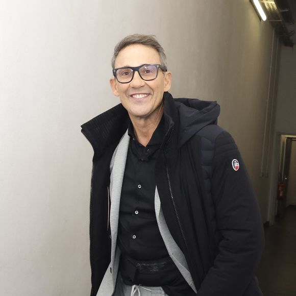 Exclusif - Julien Courbet, en backstage de l'émission " TPMP " La dernière sur C8, présentée par C.Hanouna et diffusée en direct sur C8, Paris, France, le 27 février 2025. © Jack Tribeca / Bestimage