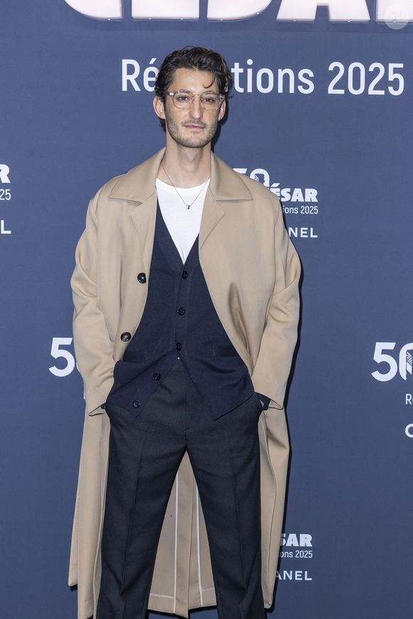 Sans oublier Pierre Niney. Tous se sont rendus à l'Assemblée nationale pour être auditionnées à huit clos, sans caméras. Au grand dam de Sandrine Rousseau. "Je regrette qu’il n’y ait pas de diffusion filmée de l’audition", a confié la présidente de la Commission au site Off-investigation.

Pierre Niney - Photocall de la soirée "Cesar Révélations 2025" au Trianon à Paris le 20 janvier 2025. © Olivier Borde / Bestimage
