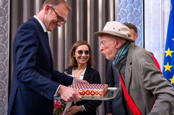 Sabah Abouessalam, le président français Emmanuel Macron et Edgar Morin assistent à la cérémonie au cours de laquelle Edgar Morin a reçu la 'Grande Croix de la Légion d'Honneur' et célèbre son 103e anniversaire, au Palais de l'Elysée, à Paris, France, le 8 juillet 2024. 

Photo par Balkis Press/ABACAPRESS.COM