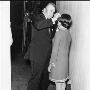 Mireille Mathieu et Johnny Stark en coulisse d'un concert à Paris en 1967 © Daniel Angeli Bestimage