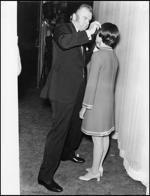 Mireille Mathieu et Johnny Stark en coulisse d'un concert à Paris en 1967 © Daniel Angeli Bestimage