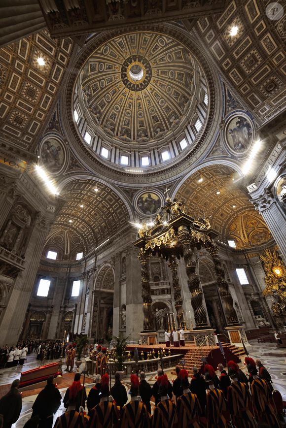 mais combien gagnait celui qui vivait au Vatican ?

Le Vatican honore le Pape François le 23 avril 2025
© Zuma Press / Bestimage