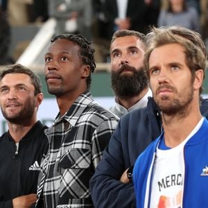 Gaël Monfils faisait partie d'une génération dorée pour le tennis français avec Gilles Simon, Richard Gasquet et Jo-Wilfried Tsonga.
Gilles Simon, Gaël Monfils, Benoît Paire et Richard Gasquet alors que Jo-Wilfried Tsonga reçoit le trophée de la FFT pour l'ensemble de sa carrière et fait ses Adieux après sa défaite lors des Internationaux de France de Tennis de Roland Garros 2022, le 24 Mai 2022.
© Bertrand Rindoff/Bestimage