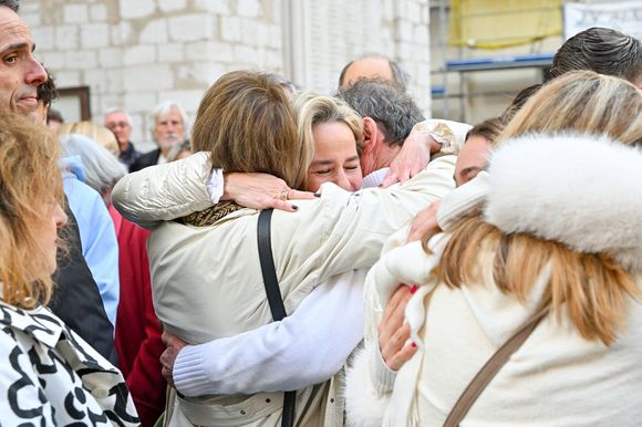 Céline Olive (fille de E.Leclercq) et Fabienne Égal à la sortie des obsèques d'Evelyne Leclercq en la cathédrale Sainte-Réparate de Nice, France, le 13 janvier 2026. Une tenue blanche ou claire est souhaitée pour la cérémonie. Ni fleurs, ni couronnes. Selon la volonté de la défunte Evelyne, des dons en faveur du pôle cancérologie Arnault Tzanck pourront être effectués par chèque à l'ordre de FDD AAT ou via un lien numérique HelloAsso - Campagne de dons, Institut du Cancer de Mougins. © Bruno Bebert/Bestimage