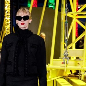 Angèle au photocall du défilé Chanel Collection Femme Prêt-à-Porter Automne/Hiver 2026-2027 lors de la Fashion Week de Paris (PFW) au Grand Palais, à Paris, France, le 9 mars 2026. © Olivier Borde/Bestimage