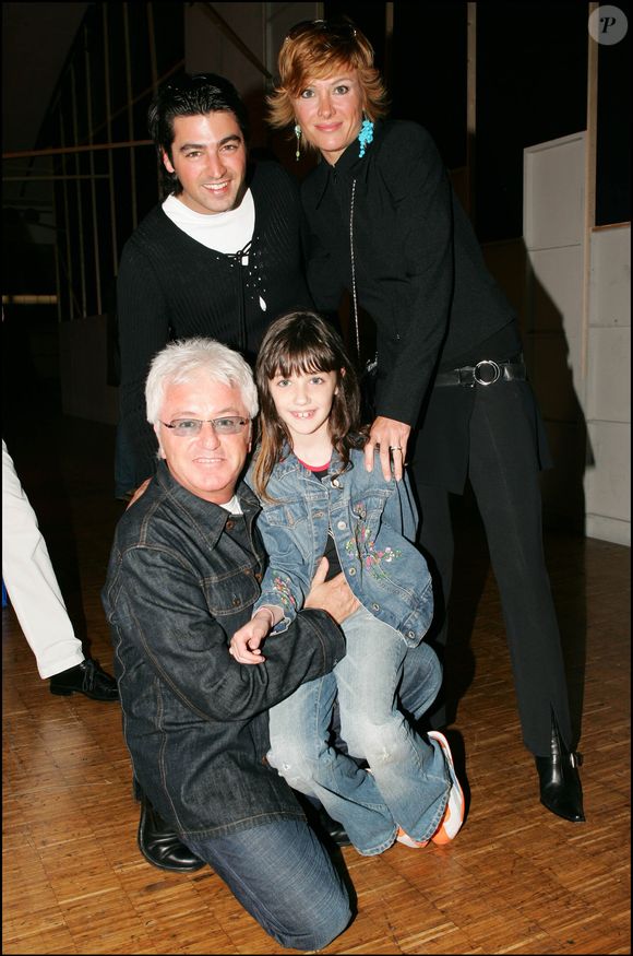 Marc Cerrone, son fils Grégory, sa fille Maora et son épouse Gill lors du défilé de mode homme Smalto collection prêt-à-porter printemps-été 2005 à Paris. Bertrand Rindoff Petroff / Bestimage