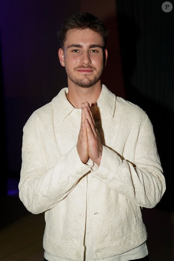 Aujourd’hui, le jeune chanteur se confie sur sa vie personnelle et sa relation avec Amélie, danseuse et pilier de son quotidien. 

Julien Lieb au concert solidaire de jazz en mémoire de Nicolas et Gauthier, au profit des associations Phare enfants-parents et Faire face au harcèlement, au Centre de diffusion artistique de Poissy, France. © Anne-Sophie Guebey/Bestimage