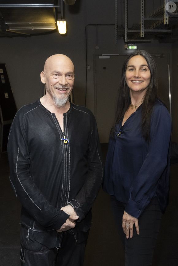 Exclusif - Florent Pagny et sa femme Azucena  - Backstage de l'émission spéciale "Unis pour l'Ukraine" à la Maison de la Radio et de la Musique, diffusée en direct sur France 2 et présentée par Nagui et Leïla.Kaddour à Paris le 8 mars 2022© Cyril Moreau / Jack Tribeca / Bestimage