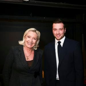 Exclusif - Marine Le Pen et Jordan Bardella en backstage lors de la soirée de lancement du livre "Ce que veulent les français"  de J.Bardella au théâtre Marigny à Paris le 28 octobre 2025.

© Jack Tribeca / Bestimage