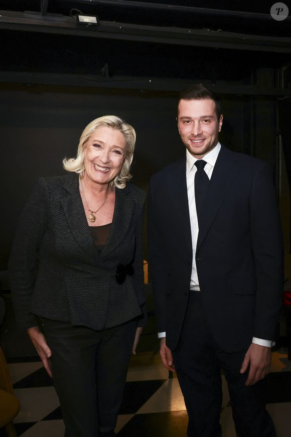 Exclusif - Marine Le Pen et Jordan Bardella en backstage lors de la soirée de lancement du livre "Ce que veulent les français"  de J.Bardella au théâtre Marigny à Paris le 28 octobre 2025.

© Jack Tribeca / Bestimage